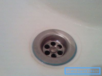 Izpraznite luknjo v umivalniku. Izpraznite luknjo v umivalniku.