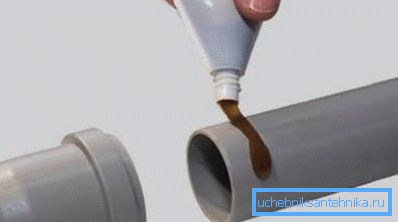 Priključitev kanalizacijskih plastičnih cevi na lepilni način Priključitev kanalizacijskih plastičnih cevi na lepilni način
