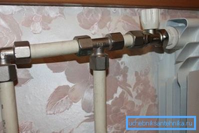 Priključitev polimernega cevovoda in radiatorja na okovje