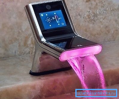 Moderna konstrukcija iz nerjavečega jekla z vgrajeno elektroniko, odgovorna za oskrbo z vodo in njeno temperaturo