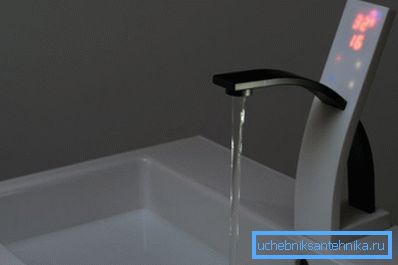 Moderna pipa z vgrajenim termostatom in senzorjem Moderna pipa z vgrajenim termostatom in senzorjem