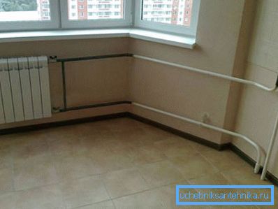 Sodoben grelni radiator v notranjosti stanovanjskega apartmaja.