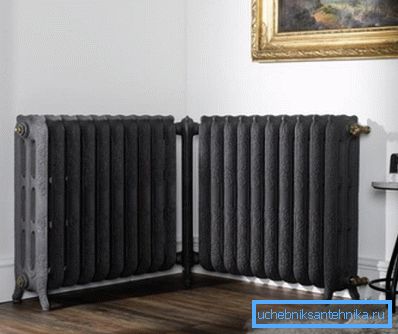 Sodobni kotni grelni radiator iz litega železa. Sodobni kotni grelni radiator iz litega železa.