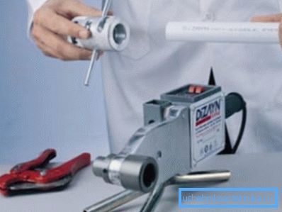 Posebno spajkalno železo, ki se uporablja pri delu s takim materialom Posebno spajkalno železo, ki se uporablja pri delu s takim materialom