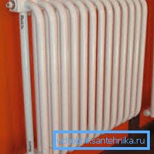 Povprečna toplotna moč enega odseka je 100 W