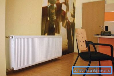 Jekleni panelni radiator v notranjosti