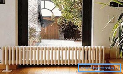Jekleni cevni radiator v notranjosti stanovanj Jekleni cevni radiator v notranjosti stanovanj