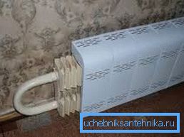 Starejši modeli jeklenih radiatorjev s ploščnimi konvektorji so še posebej nevarni glede poškodb, zato jih je treba skriti za zaslonom.