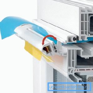 Dvojno zastekljeno okno z ventilacijskim ventilom v delu Dvojno zastekljeno okno z ventilacijskim ventilom v delu