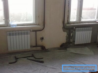 Riserji in podloga. Vsak radiator je opremljen z mostičkom med podlogo, ki omogoča, da dvižnik deluje na poljubnem položaju plina v dovodu. Riserji in podloga. Vsak radiator je opremljen z mostičkom med podlogo, ki omogoča, da dvižnik deluje na poljubnem položaju plina v dovodu.