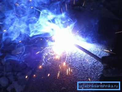Varilni lok izhlapi zaščitno plast cinka s površine cevi Varilni lok izhlapi zaščitno plast cinka s površine cevi