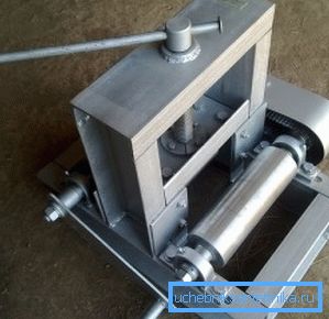 Izgleda kot cevni bender za profilirane cevi, naprava za okrogle oblike ima drugačno konfiguracijo Izgleda kot cevni bender za profilirane cevi, naprava za okrogle oblike ima drugačno konfiguracijo