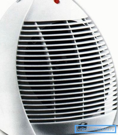 Grelec ventilatorja (na sliki) dobro segreva zrak, a med delovanjem povzroča veliko hrupa.