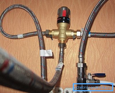 Termostatski mešalnik s prožnimi priključki. Termostatski mešalnik s prožnimi priključki.