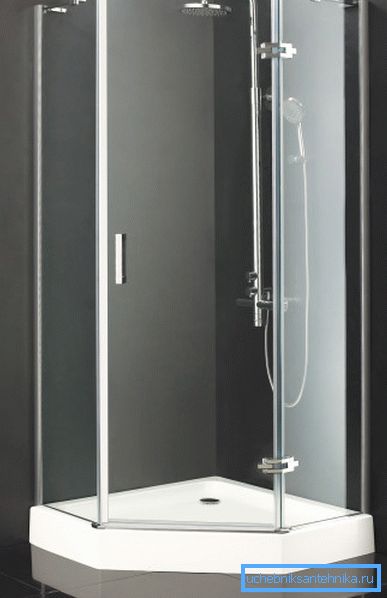 Trapezoidni kotiček s pladnjem 80x80 je primeren tudi za majhne prostore. Trapezoidni kotiček s pladnjem 80x80 je primeren tudi za majhne prostore.