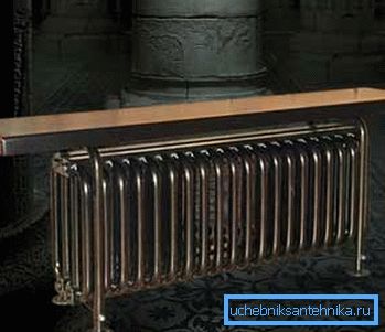 Jekleni cevni radiator v obliki klopi. Jekleni cevni radiator v obliki klopi.
