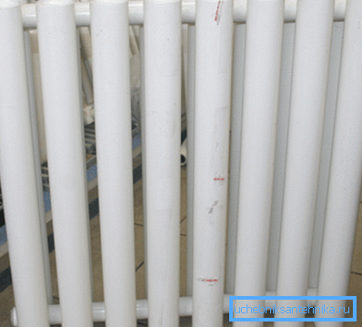 Tubular jekleni radiator, je tudi navpični register.