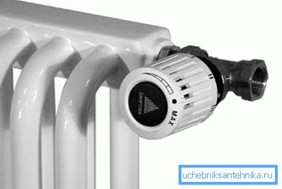 Cevni jekleni radiator s toplotno glavo. Cevni jekleni radiator s toplotno glavo.