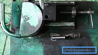 Pipe bender na delovnem mestu Pipe bender na delovnem mestu