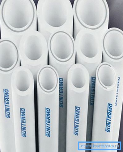 Cevi iz plastike niso izpostavljene koroziji, vendar imajo majhno moč Cevi iz plastike niso izpostavljene koroziji, vendar imajo majhno moč