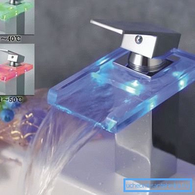 Barva osvetlitve LED se spreminja glede na temperaturo vode. Barva osvetlitve LED se spreminja glede na temperaturo vode.