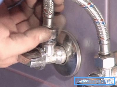 Corner pipe so lahko zelo priročni za določeno namestitev izdelka, še posebej, če cevi gredo iz zidu precej malo. Corner pipe so lahko zelo priročni za določeno namestitev izdelka, še posebej, če cevi gredo iz zidu precej malo.