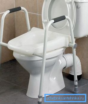 Toalet z ograjo za invalide z gumijastimi blazinicami Toalet z ograjo za invalide z gumijastimi blazinicami