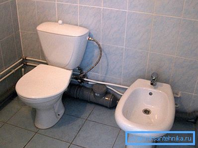 WC z vgrajenim bidejem WC z vgrajenim bidejem