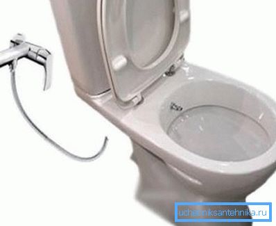 WC z integrirano šobo.