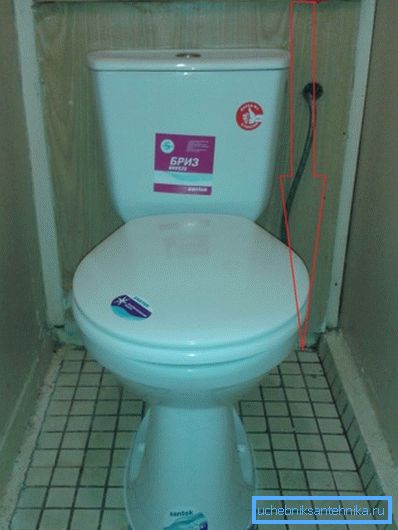 Stranišča s sanitarnimi omarami so vgrajene v sanitarije do 70 cm (nizke)