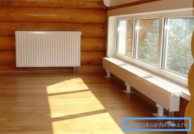 Vgradnja radiatorjev v zasebni hiši je izvedena pod okni in v bližini hladnih sten. Vgradnja radiatorjev v zasebni hiši je izvedena pod okni in v bližini hladnih sten.