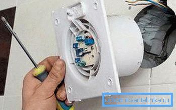 Vgradnja ventilatorja v kopalnico Vgradnja ventilatorja v kopalnico
