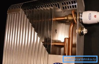 Naprava je bakreno-aluminijski radiator Naprava je bakreno-aluminijski radiator