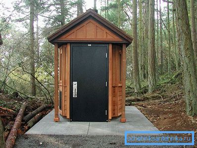 Izoliran WC na betonski podlagi s kovinskimi vrati Izoliran WC na betonski podlagi s kovinskimi vrati