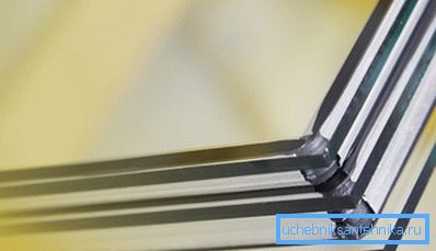 V mrzlih regijah se uporabljajo predvsem večstranska dvojna stekla z energetsko varčno steklo, ki zmanjšujejo izgube zaradi toplotnega sevanja.