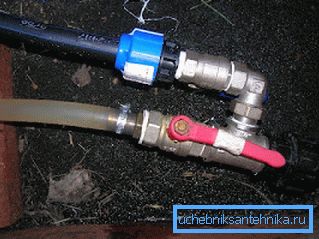 Na najnižji točki vodoravne cevi ali v navpičnem področju v notranjosti vrtine se lahko vstavi pipe, da se voda odteče.