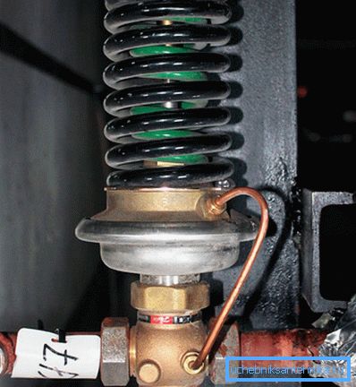 V kleti je nameščen regulator tlaka. V kleti je nameščen regulator tlaka.