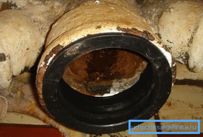 V vtičnico navpičnega dvižnika je potrebno vstaviti posebno gumijasto manšeto, ki je namenjena tesnemu povezovanju litih in plastičnih cevi. V vtičnico navpičnega dvižnika je potrebno vstaviti posebno gumijasto manšeto, ki je namenjena tesnemu povezovanju litih in plastičnih cevi.