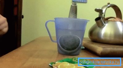 V raztopini citronske kisline