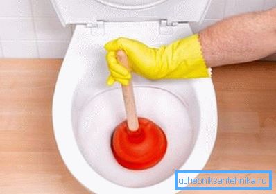 WC školjke lahko tudi očistite z batom, če je premer sklede večji od odtočne luknje (kot je prikazano na sliki)