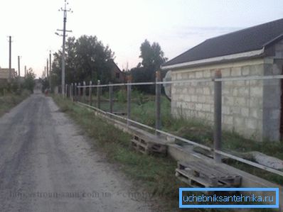 Navpični stebrički za podporo iz azbestnega cementa. Navpični stebrički za podporo iz azbestnega cementa.