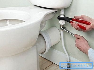 Vhod za vodo v rezervoar mora biti s strani cevi, kot je na sliki. Vhod za vodo v rezervoar mora biti s strani cevi, kot je na sliki.