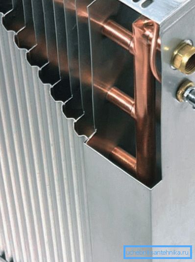 Vidimo, da so cevi kovinske in aluminijaste plošče Vidimo, da so cevi kovinske in aluminijaste plošče