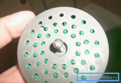 Vijak se skriva pod plastično kapico.