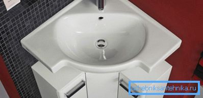 Na zunaj, porcelanskih izdelkov je težko razlikovati od lončene posode, toda kadar jih uporabljamo, vse takoj pride na svoje mesto. Na zunaj, porcelanskih izdelkov je težko razlikovati od lončene posode, toda kadar jih uporabljamo, vse takoj pride na svoje mesto.