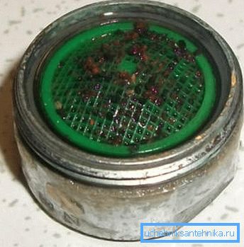Voda je slaba zaradi zamašenega aeratorja. Voda je slaba zaradi zamašenega aeratorja.