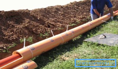 Vse cevi zunaj doma morajo biti izolirane in zaščitene pred vsemi vrstami poškodb. Vse cevi zunaj doma morajo biti izolirane in zaščitene pred vsemi vrstami poškodb.