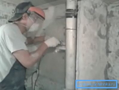 Izrežite kos starega riserja Izrežite kos starega riserja