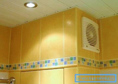 Napa v kopalnici, opremljena z ventilatorjem Napa v kopalnici, opremljena z ventilatorjem