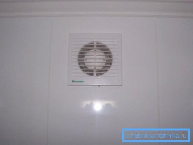 Izpušna luknja z ventilatorjem Izpušna luknja z ventilatorjem